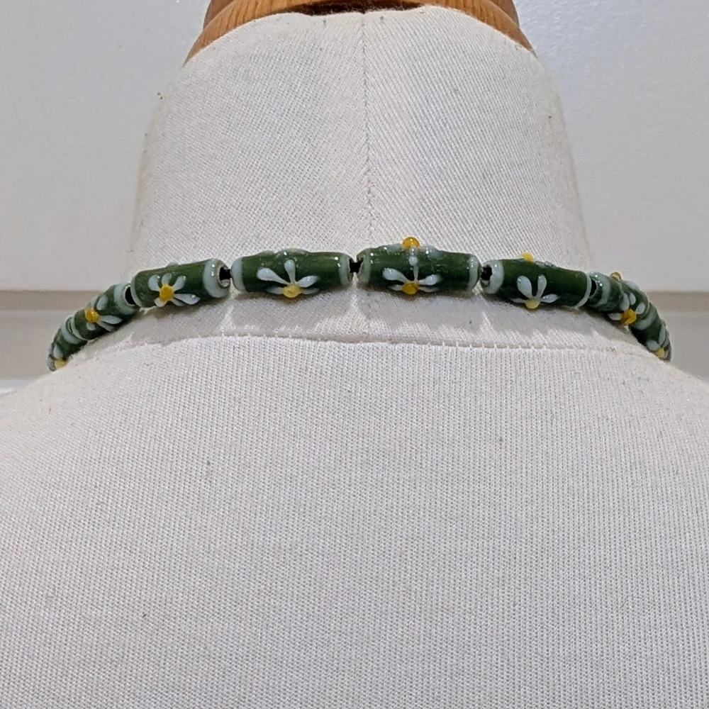 NWOT Beckwoman 18" Hand Blown Floral Glass Bead Stretch Necklace - Picture 5 of 7